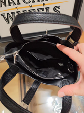 حقيبة يد صغيرة أنيقة على شكل دلو مع حليّة دب لون بيج - KSA